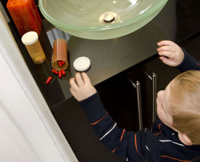 Enfant qui tente d'attraper des pilules